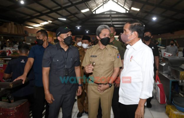 Presiden Jokowi Blusukan di Pasar Cibinong Bogor, Bagikan Bansos dan Cek Harga Minyak Goreng