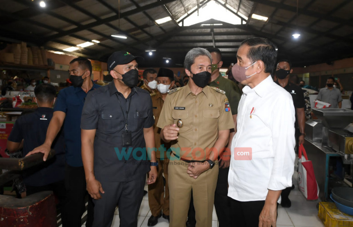 Presiden Jokowi Blusukan di Pasar Cibinong Bogor, Bagikan Bansos dan Cek Harga Minyak Goreng