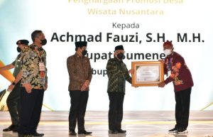 Atas Dedikasinya Mendukung Desa Wisata, Bupati Sumenep Raih Penghargaan dari Kemendes PDTT
