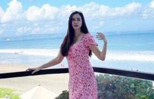 Aura Kasih, Sosok Perempuan Karier yang Berhasil Memikat Aktor Tanah Air