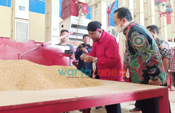 Bupati Sumenep Tinjau Pengolahan Beras Terpadu di Arjasa, Mampu Olah Gabah 3 Ton Perhari