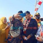 Disambut Antusias di Pulau Paliat, Warga Ramai-Ramai Ajak Foto Selfie Bupati Sumenep