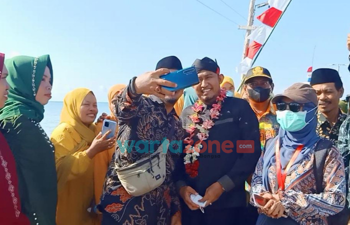 Disambut Antusias di Pulau Paliat, Warga Ramai-Ramai Ajak Foto Selfie Bupati Sumenep