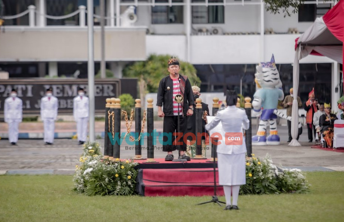 Gelar Upacara Hardiknas 2022, Bupati Jember Kenakan Baju Adat Madura