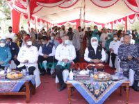 Gubernur Khofifah Hadiri Baksos di Pantai Slopeng Sumenep, Sematkan Pesan Menjadi Generasi Sehat