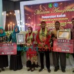 Sesi foto bersama: Kepala Desa Mandala Modellir (dua dari kanan), bersama Bupati Sumenep Achmad Fauzi dan Ketua TP PKK Nia Kurnia Fauzi, usai menerima penghargaan sebagai juara 2 lomba Desa/Kelurahan tingkat Kabupaten.