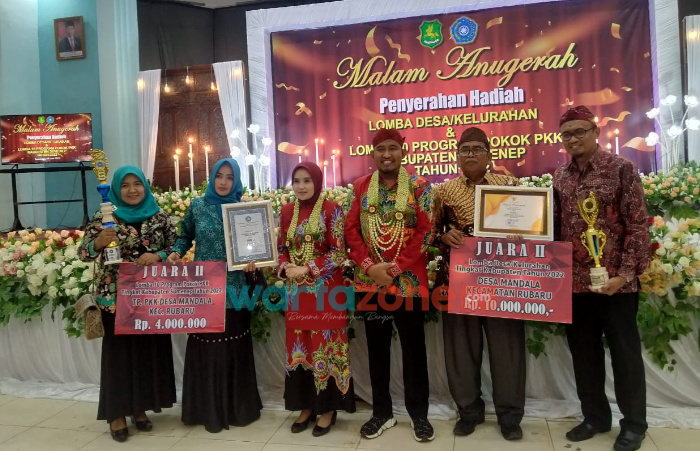 Sesi foto bersama: Kepala Desa Mandala Modellir (dua dari kanan), bersama Bupati Sumenep Achmad Fauzi dan Ketua TP PKK Nia Kurnia Fauzi, usai menerima penghargaan sebagai juara 2 lomba Desa/Kelurahan tingkat Kabupaten.