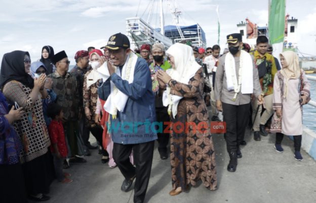 Kalung Sorban dan Bunga Melati Warnai Kunjungan Bupati Sumenep di Pulau Ra'as
