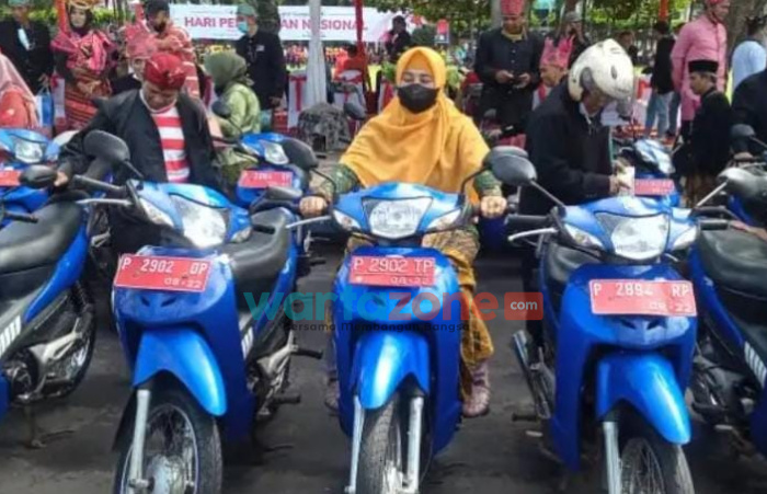 Momen Hardiknas 2022, Bupati Jember Serahkan 30 Unit Motor kepada Pengawas PAUD