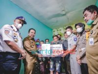 Pemkab Jember Berikan Santunan kepada Keluarga Korban Kecelakaan di Pantai Papuma