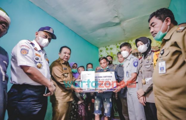 Pemkab Jember Berikan Santunan kepada Keluarga Korban Kecelakaan di Pantai Papuma