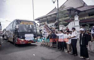 Pimpin Pemberangkatan Santri ke Pondok, Bupati Jember: Belajarlah dengan Sungguh-Sungguh