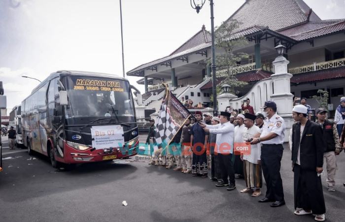 Pimpin Pemberangkatan Santri ke Pondok, Bupati Jember_ Belajarlah dengan Sungguh-Sungguh