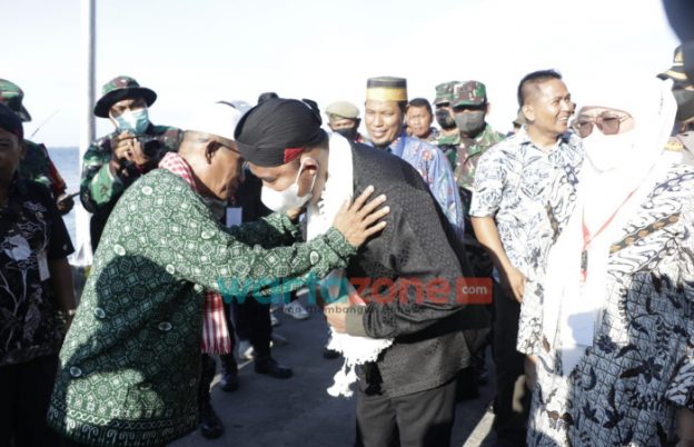 Tiba di Pulau Sapeken, Bupati Sumenep Bersama Rombongan Disambut Antusias