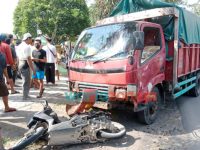 Truk Bermuatan 10 Ton Semen Seruduk Motor, Bapak Tewas Anaknya Luka Parah