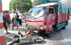 Truk Bermuatan 10 Ton Semen Seruduk Motor, Bapak Tewas Anaknya Luka Parah