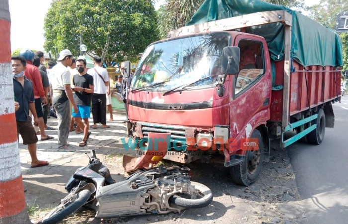 Truk Bermuatan 10 Ton Semen Seruduk Motor, Bapak Tewas Anaknya Luka Parah