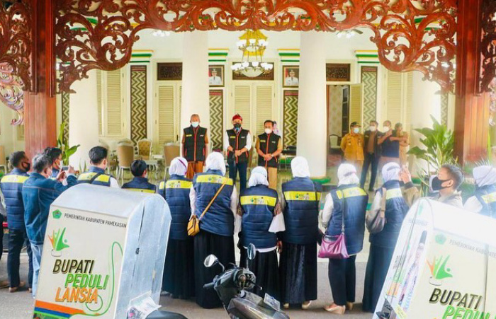 Foto: Program peduli lansia yang digagas Bupati Pamekasan, Madura, Jawa Timur, Baddrut Tamam pada tahun 2021 masih tetap berjalan hingga saat ini.