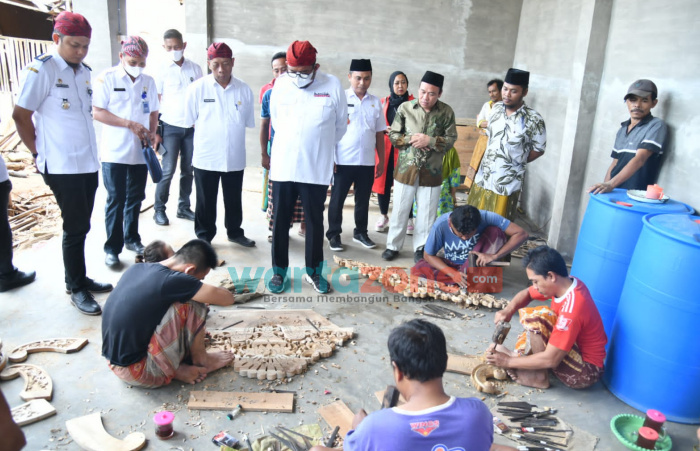 Kunjungi Centra Ukir Kayu Karduluk, Bupati Sumenep Dorong Pemasaran Lewat e-Katalog