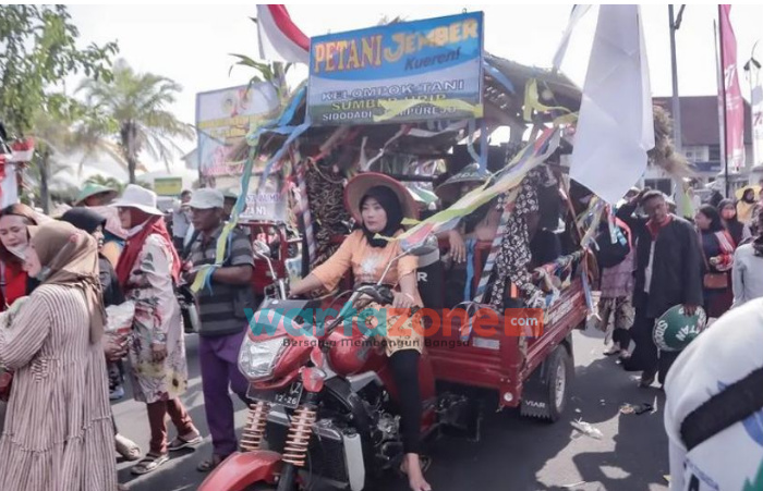 Peringati Satu Suro, Puluhan Petani Jember Lakukan Kirab Hasil Bumi