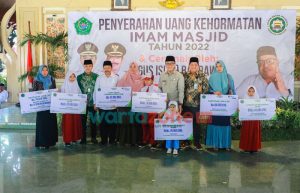 Beri BPJamsostek Untuk 550 Imam Masjid, Bupati Pamekasan Ajak Seluruh Elemen Bergandeng Tangan