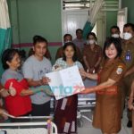 Disdukcapil Nias Serahkan Dokumen Kependudukan Kepada Anak Baru Lahir
