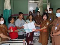 Disdukcapil Nias Serahkan Dokumen Kependudukan Kepada Anak Baru Lahir