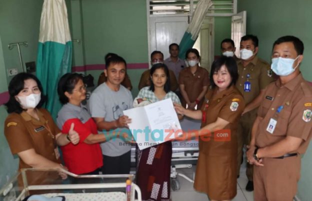 Disdukcapil Nias Serahkan Dokumen Kependudukan Kepada Anak Baru Lahir