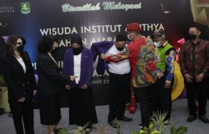 Hadiri Wisuda Siswa Institut Amitya, Bupati Sumenep Minta Kerja Sama Pendidikan Perhotelan Berlanjut