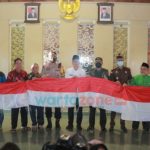Meriahkan HUT RI ke-77, Bupati Pamekasan Bagikan Ratusan Bendera Secara Gratis