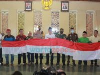 Meriahkan HUT RI ke-77, Bupati Pamekasan Bagikan Ratusan Bendera Secara Gratis