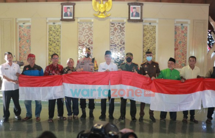 Meriahkan HUT RI ke-77, Bupati Pamekasan Bagikan Ratusan Bendera Secara Gratis
