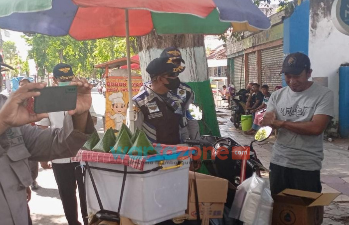 Pemkab Pamekasan Edukasi PKL, Minta Masyarakat Tidak Parkir Sembarangan