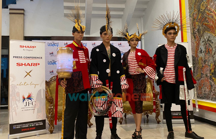 Tampil Dalam Even JFC 2022, Busana Defile Madurese Dirancang dari Komponen Elektronik