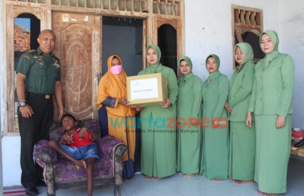 Wujud Kepedulian Kepada Anggota Kodim 0826 Pamekasan, Persit Candra Kirana Sambangi Anggota Keluarga yang Sakit