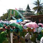 Bendera NU Sepanjang 1.200 Meter Dibentangkan Pada Peringatan I Abad NU