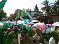 Bendera NU Sepanjang 1.200 Meter Dibentangkan Pada Peringatan I Abad NU