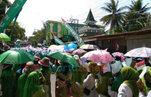 Bendera NU Sepanjang 1.200 Meter Dibentangkan Pada Kick Off I Abad NU di Gapura