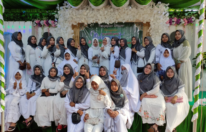 Foto: Srikandi Pemdes Romben Guna, Kecamatan Dungkek, Kabupaten Sumenep, foto bersama usai 'Rokat Desa' yang dikemas dengan pengajian umum.