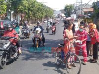 TRC BPBD Jember Bagikan Masker Gratis, Sembari Teruskan Pemantauan Erupsi Gunung Raung