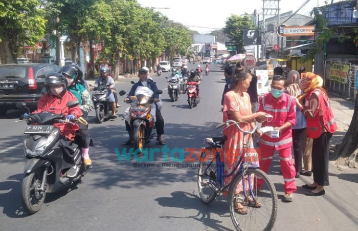 TRC BPBD Jember Bagikan Masker Gratis, Sembari Teruskan Pemantauan Erupsi Gunung Raung