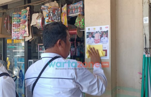 Tim Gabungan Pemkab Sumenep Pasang Poster di Sejumlah Toko, Tekan Peredaran Rokok Ilegal