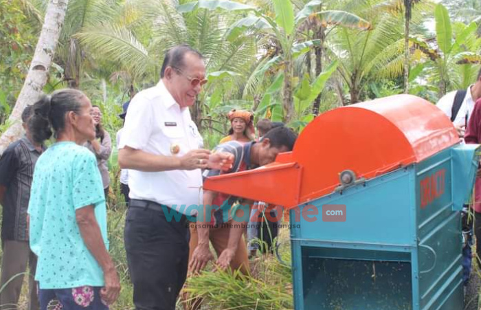 Antsipasi Krisis Pangan Bupati Nias Serahkan Alat Pertanian Kepada Kelompok Tani