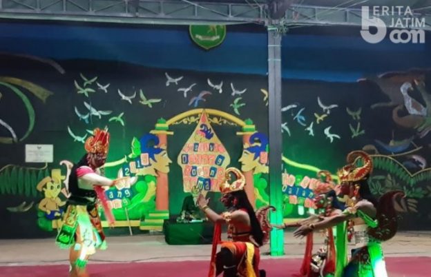 Cegah Peredaran Rokok Ilegal Lewat Pagelaran Topeng Dalang