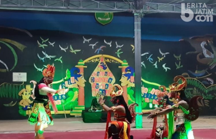 Cegah Peredaran Rokok Ilegal Lewat Pagelaran Topeng Dalang