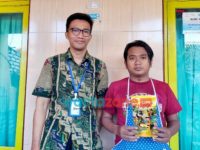 Dosen DKV ITS Bantu Produk Camilan Olahan Kulit Ikan di Pamekasan Naik Kelas