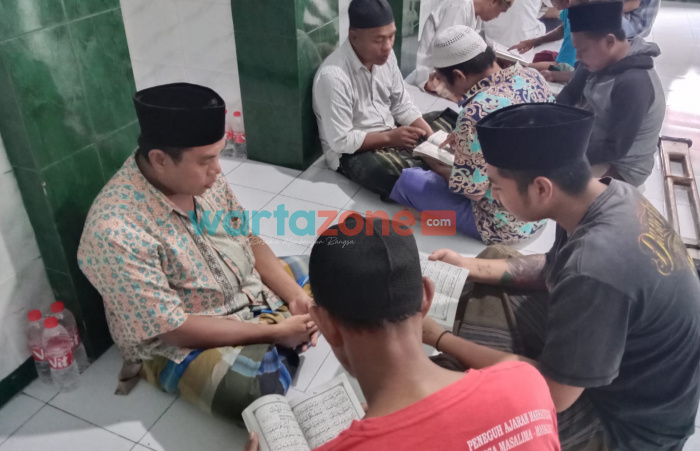 Foto: Sejumlah tahanan dan warga binaan Rutan Kelas IIB Sumenep saat belajar membaca Iqro'.