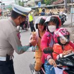 Pantau Arus Lalin di Perempatan Jalan, Polisi di Jember Bagikan Coklat ke Anak-Anak