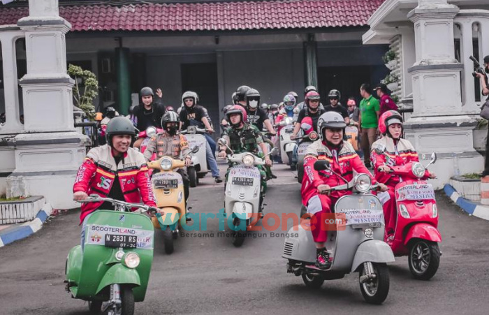 Ratusan Skuter Mania Riding Bareng Keliling Jember Pakai Vespa