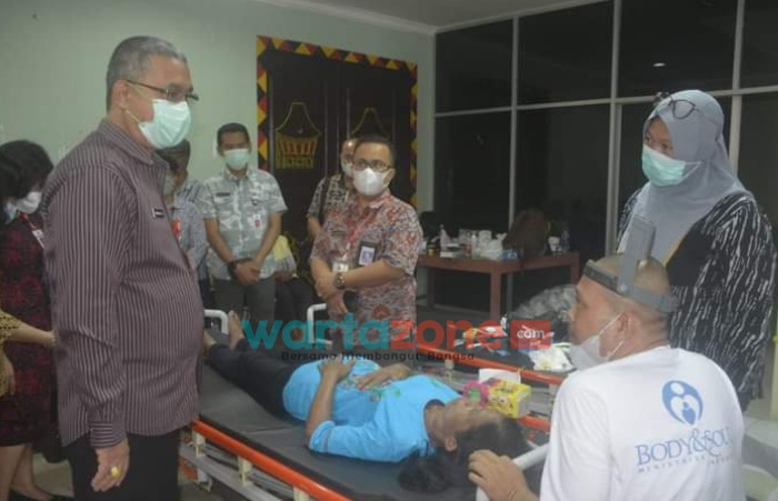 Sekda Nias Tinjau Pelaksanan Operasi Katarak Di RSUD dr. M. Thomsen